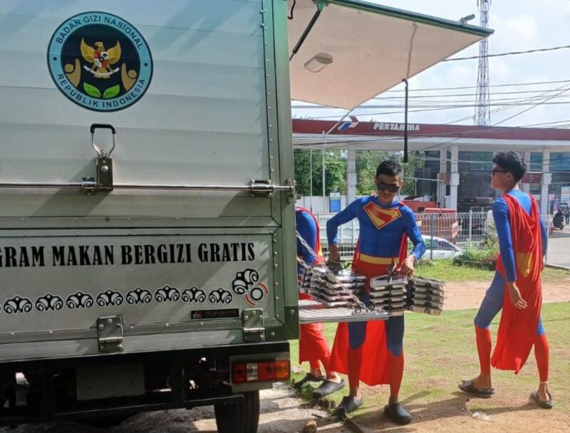 Berseragam Superman, petugas MBG antar makanan bergizi ke MIN Tanjungpinang. Foto: INIKEPRI.COM
