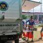Berseragam Superman, petugas MBG antar makanan bergizi ke MIN Tanjungpinang. Foto: INIKEPRI.COM