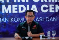 Kepala Pusat Data, Informasi dan Komunikasi Kebencanaan (Pusdatin) BNPB, Abdul Muhari, menyampaikan data terbaru penanganan banjir dan longsor yang melanda tiga provinsi, Aceh, Sumatra Utara, dan Sumatra Barat dalam konferensi pers di Pusat Informasi dan Media Center Penanggulangan Bencana Kemkomdigi, Banda Aceh, Senin (8/12/2025). Foto: Hendra Gunawan/Dit. KPM Kemkomdigi