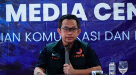 Kepala Pusat Data, Informasi dan Komunikasi Kebencanaan (Pusdatin) BNPB, Abdul Muhari, menyampaikan data terbaru penanganan banjir dan longsor yang melanda tiga provinsi, Aceh, Sumatra Utara, dan Sumatra Barat dalam konferensi pers di Pusat Informasi dan Media Center Penanggulangan Bencana Kemkomdigi, Banda Aceh, Senin (8/12/2025). Foto: Hendra Gunawan/Dit. KPM Kemkomdigi