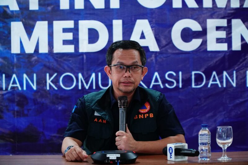 Kepala Pusat Data, Informasi dan Komunikasi Kebencanaan (Pusdatin) BNPB, Abdul Muhari, menyampaikan data terbaru penanganan banjir dan longsor yang melanda tiga provinsi, Aceh, Sumatra Utara, dan Sumatra Barat dalam konferensi pers di Pusat Informasi dan Media Center Penanggulangan Bencana Kemkomdigi, Banda Aceh, Senin (8/12/2025). Foto: Hendra Gunawan/Dit. KPM Kemkomdigi