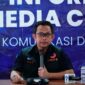 Kepala Pusat Data, Informasi dan Komunikasi Kebencanaan (Pusdatin) BNPB, Abdul Muhari, menyampaikan data terbaru penanganan banjir dan longsor yang melanda tiga provinsi, Aceh, Sumatra Utara, dan Sumatra Barat dalam konferensi pers di Pusat Informasi dan Media Center Penanggulangan Bencana Kemkomdigi, Banda Aceh, Senin (8/12/2025). Foto: Hendra Gunawan/Dit. KPM Kemkomdigi