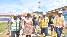 Bupati Natuna Cen Sui Lan meninjau progres pekerjaan Optimalisasi Pemanfaatan SPAM Embung Sebayar di Ranai. Foto: INIKEPRI.COM