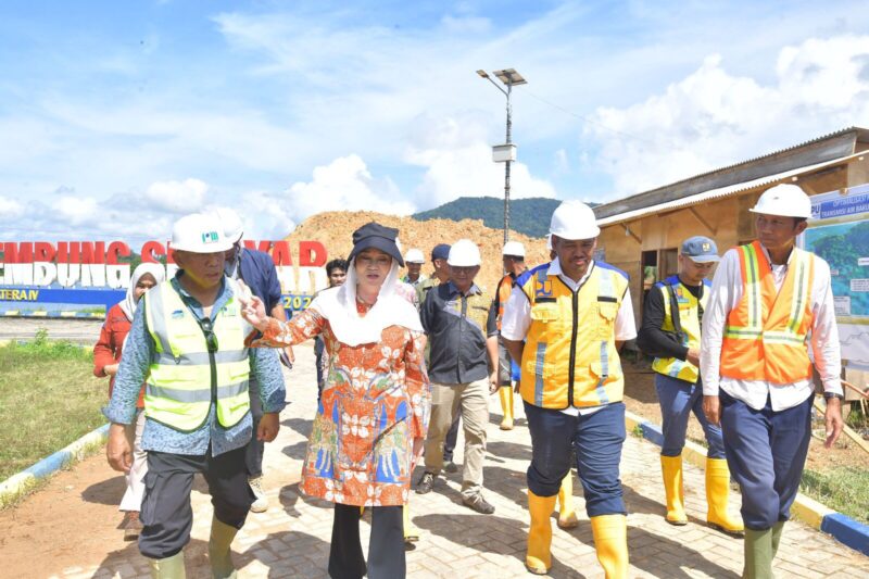 Bupati Natuna Cen Sui Lan meninjau progres pekerjaan Optimalisasi Pemanfaatan SPAM Embung Sebayar di Ranai. Foto: INIKEPRI.COM