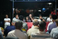 Anggota/Deputi Bidang Pelayanan Umum, Ariastuty Sirait saat melaksanakan pertemuan silaturahmi bersama warga terdampak di Fasum RT 02/RW 01, Sengkuang, Jumat (12/12) malam. Foto: INIKEPRI.COM/BP Batam 