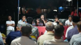 Anggota/Deputi Bidang Pelayanan Umum, Ariastuty Sirait saat melaksanakan pertemuan silaturahmi bersama warga terdampak di Fasum RT 02/RW 01, Sengkuang, Jumat (12/12) malam. Foto: INIKEPRI.COM/BP Batam 