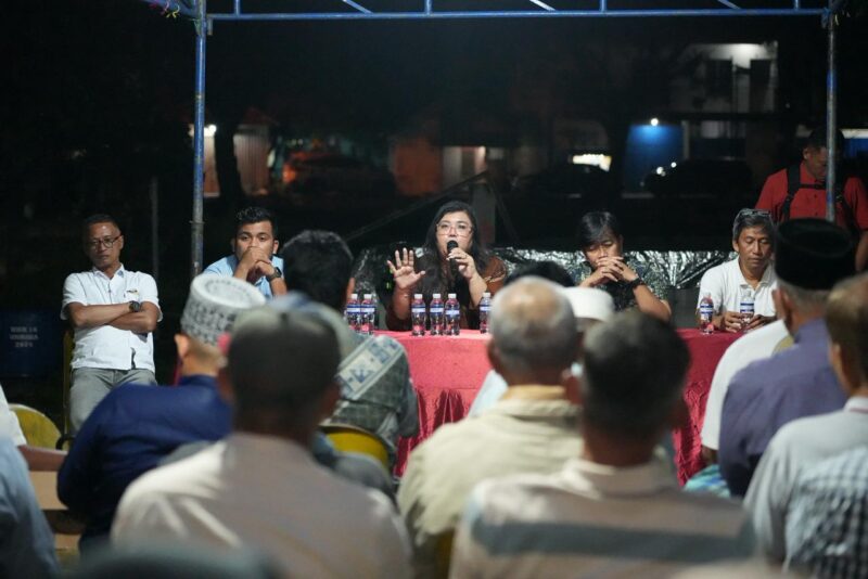 Anggota/Deputi Bidang Pelayanan Umum, Ariastuty Sirait saat melaksanakan pertemuan silaturahmi bersama warga terdampak di Fasum RT 02/RW 01, Sengkuang, Jumat (12/12) malam. Foto: INIKEPRI.COM/BP Batam 