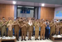 Penandatanganan komitmen bersama penerapan Natuna Paperless 2026, pemberian penghargaan kepada OPD berprestasi di bidang manajemen kearsipan, serta apresiasi kepada perangkat daerah dan kecamatan dengan tingkat penggunaan Aplikasi Srikandi tertinggi Semester II Tahun 2025 di Kantor Dinas Perpustakaan dan Kearsipan Kabupaten Natuna, Ranai, Senin (15/12/2025). Foto: Istimewa 