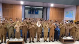 Penandatanganan komitmen bersama penerapan Natuna Paperless 2026, pemberian penghargaan kepada OPD berprestasi di bidang manajemen kearsipan, serta apresiasi kepada perangkat daerah dan kecamatan dengan tingkat penggunaan Aplikasi Srikandi tertinggi Semester II Tahun 2025 di Kantor Dinas Perpustakaan dan Kearsipan Kabupaten Natuna, Ranai, Senin (15/12/2025). Foto: Istimewa 