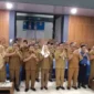 Penandatanganan komitmen bersama penerapan Natuna Paperless 2026, pemberian penghargaan kepada OPD berprestasi di bidang manajemen kearsipan, serta apresiasi kepada perangkat daerah dan kecamatan dengan tingkat penggunaan Aplikasi Srikandi tertinggi Semester II Tahun 2025 di Kantor Dinas Perpustakaan dan Kearsipan Kabupaten Natuna, Ranai, Senin (15/12/2025). Foto: Istimewa 