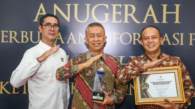 Penghargaan Badan Publik Informatif itu, diterima oleh Anggota Bidang Administrasi dan Keuangan BP Batam, Alexander Zulkarnain di Hotel Bidakara Jakarta, Senin (15/12/2025). Foto: INIKEPRI.COM/BP Batam 