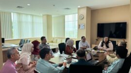 Anggota/Deputi Bidang Pelayanan Umum BP Batam, Ariastuty Sirait meninjau kesiapan unit pelayanan jelang Puncak Perayaan Natal dan Tahun Baru 2025. Foto: INIKEPRI.COM/BP Batam 