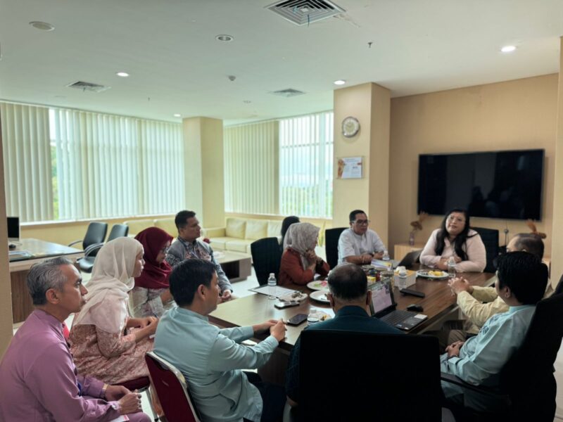 Anggota/Deputi Bidang Pelayanan Umum BP Batam, Ariastuty Sirait meninjau kesiapan unit pelayanan jelang Puncak Perayaan Natal dan Tahun Baru 2025. Foto: INIKEPRI.COM/BP Batam 