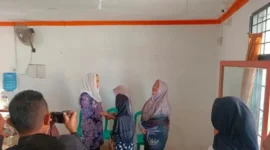 Bupati Natuna Cen Sui Lan memantau secara langsung proses penyaluran Bantuan Sosial (Bansos) Kemiskinan Ekstrem di Kantor Pos Ranai. Foto: HK/Faturrahman 