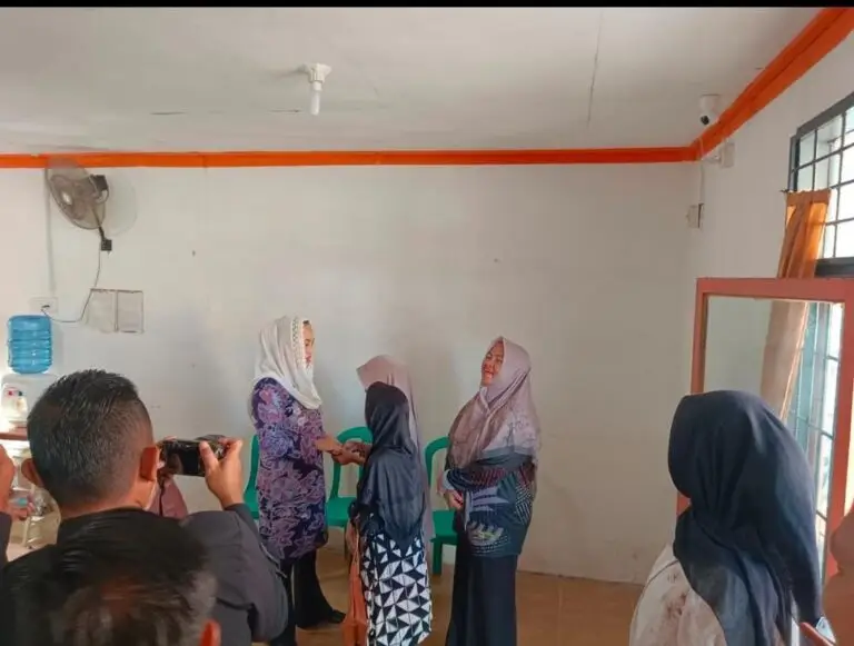 Bupati Natuna Cen Sui Lan memantau secara langsung proses penyaluran Bantuan Sosial (Bansos) Kemiskinan Ekstrem di Kantor Pos Ranai. Foto: HK/Faturrahman 