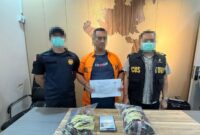 Petugas Bea Cukai Batam berhasil menggagalkan upaya penyelundupan 148 cartridge rokok elektrik (vape) yang diduga mengandung zat etomidate di jalur penumpang internasional. Foto: INIKEPRI.COM
