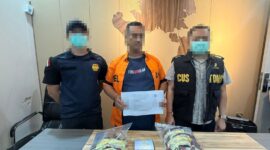Petugas Bea Cukai Batam berhasil menggagalkan upaya penyelundupan 148 cartridge rokok elektrik (vape) yang diduga mengandung zat etomidate di jalur penumpang internasional. Foto: INIKEPRI.COM