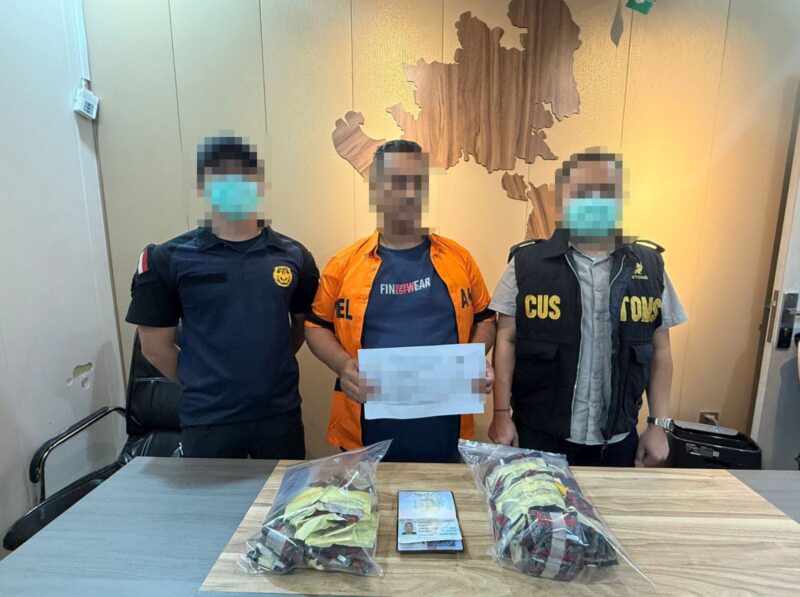 Petugas Bea Cukai Batam berhasil menggagalkan upaya penyelundupan 148 cartridge rokok elektrik (vape) yang diduga mengandung zat etomidate di jalur penumpang internasional. Foto: INIKEPRI.COM