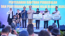 Kepala BP Batam, Amsakar Achmad dan Wakil Kepala BP Batam, Li Claudia Chandra menghadiri penyerahan bantuan perbekalan dan santunan nilai rumah asal kepada masyarakat transmigrasi lokal, di Tanjung Banun, Minggu (21/12/2025). Foto: INIKEPRI.COM/BP Batam 