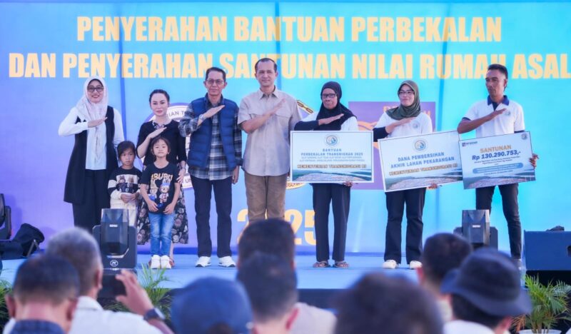 Kepala BP Batam, Amsakar Achmad dan Wakil Kepala BP Batam, Li Claudia Chandra menghadiri penyerahan bantuan perbekalan dan santunan nilai rumah asal kepada masyarakat transmigrasi lokal, di Tanjung Banun, Minggu (21/12/2025). Foto: INIKEPRI.COM/BP Batam