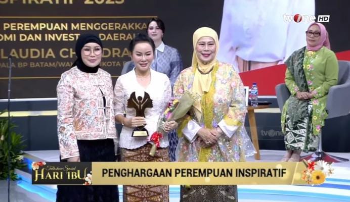 Li Claudia Chandra meraih penghargaan Pemimpin Perempuan Penggerak Ekonomi dan Investasi Daerah dalam Talkshow Spesial Hari Ibu TV One. Foto: Tangkapan Layar 