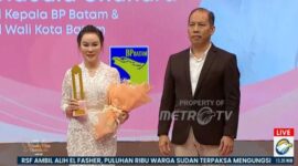 Wakil Wali Kota Batam sekaligus Wakil Kepala BP Batam, Li Claudia Chandra, menerima Wonder Mom Award 2025 bertepatan dengan peringatan Hari Ibu Nasional, 22 Desember. Foto: Tangkapan Layar 