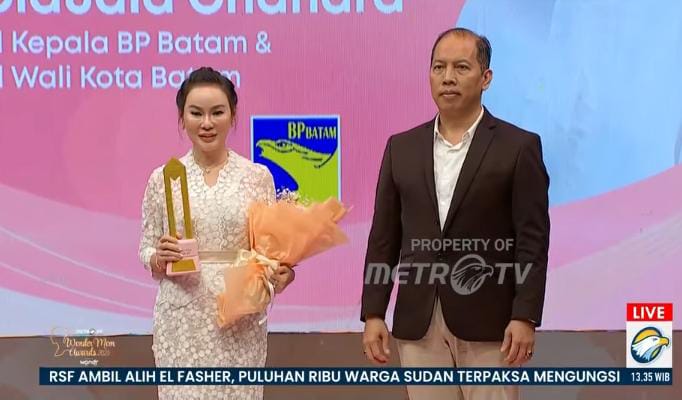 Wakil Wali Kota Batam sekaligus Wakil Kepala BP Batam, Li Claudia Chandra, menerima Wonder Mom Award 2025 bertepatan dengan peringatan Hari Ibu Nasional, 22 Desember. Foto: Tangkapan Layar 
