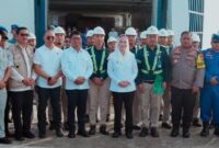 Bupati Natuna Cen Sui Lan meninjau langsung proses bongkar muat penumpang dan kendaraan Kapal Roro di Pelabuhan Roro Penagi, Kecamatan Bunguran Timur, Rabu (24/12/2025). Foto: INIKEPRI.COM
