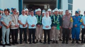 Bupati Natuna Cen Sui Lan meninjau langsung proses bongkar muat penumpang dan kendaraan Kapal Roro di Pelabuhan Roro Penagi, Kecamatan Bunguran Timur, Rabu (24/12/2025). Foto: INIKEPRI.COM
