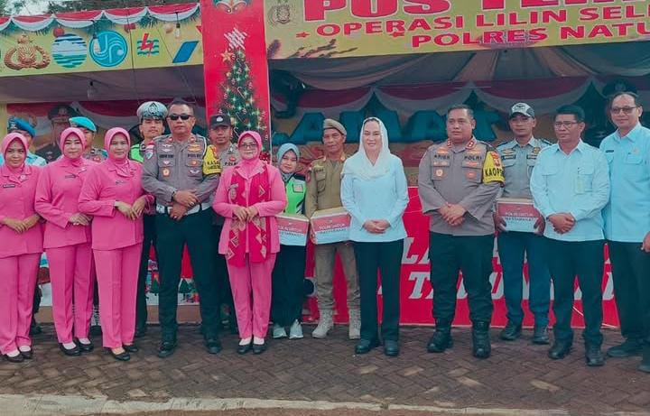 Bupati Natuna, Cen Sui Lan, menghadiri kegiatan penyerahan tali asih Pos Terpadu Operasi Lilin Seligi 2025 yang diselenggarakan oleh Satuan Lalu Lintas (Satlantas) Polres Natuna, Rabu (24/12/2025). Foto: INIKEPRI.COM