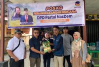 rombongan NasDem Kepri menyalurkan bantuan kemanusiaan kepada warga terdampak banjir di Kabupaten Agam, Sumatera Barat. Foto: INIKEPRI.COM