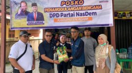 rombongan NasDem Kepri menyalurkan bantuan kemanusiaan kepada warga terdampak banjir di Kabupaten Agam, Sumatera Barat. Foto: INIKEPRI.COM