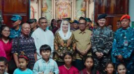 Bupati Natuna Cen Sui Lan bersama Forum Koordinasi Pimpinan Daerah (Forkopimda) Kabupaten Natuna melakukan pemantauan langsung pelaksanaan ibadah Malam Natal 2025. Foto: INIKEPRI.COM