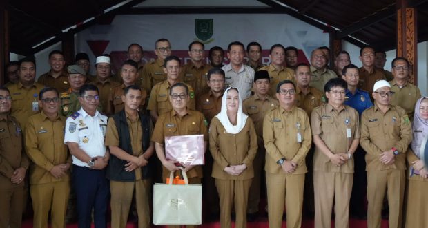 Pemerintah Kabupaten Natuna menggelar acara Pengantar Purna Tugas Aparatur Sipil Negara (ASN) sebagai bentuk penghormatan dan apresiasi atas pengabdian para abdi negara yang telah menyelesaikan masa tugasnya. Foto: INIKEPRI.COM