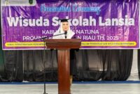 Bupati Natuna Cen Sui Lan pada acara Wisuda Sekolah Lansia Tahun 2025, yang digelar di Rumah Makan Sisi Basisir, Ranai. Foto: INIKEPRI.COM