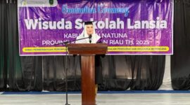 Bupati Natuna Cen Sui Lan pada acara Wisuda Sekolah Lansia Tahun 2025, yang digelar di Rumah Makan Sisi Basisir, Ranai. Foto: INIKEPRI.COM