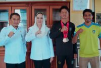 Bupati Natuna Cen Sui Lan menerima kunjungan atlet sepak takraw asal Natuna, Ijal, di Ruang Kerja Kantor Bupati Natuna, Rabu (31/12/2025). Foto: INIKEPRI.COM