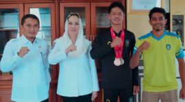 Bupati Natuna Cen Sui Lan menerima kunjungan atlet sepak takraw asal Natuna, Ijal, di Ruang Kerja Kantor Bupati Natuna, Rabu (31/12/2025). Foto: INIKEPRI.COM