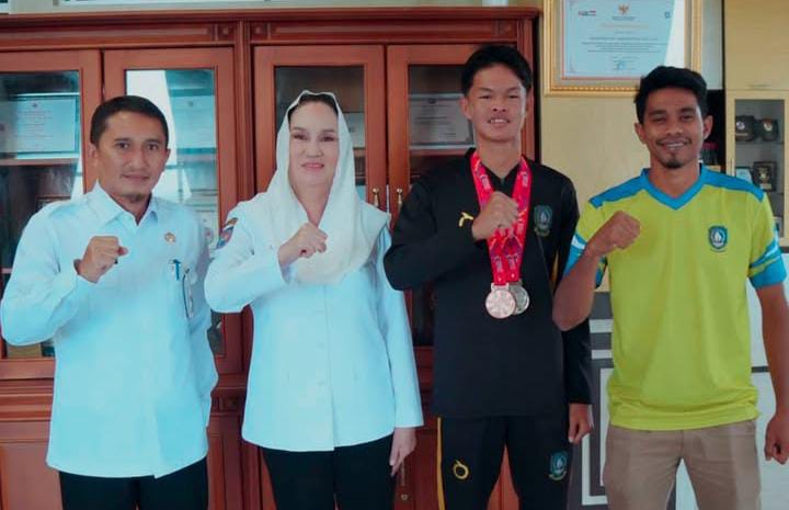 Bupati Natuna Cen Sui Lan menerima kunjungan atlet sepak takraw asal Natuna, Ijal, di Ruang Kerja Kantor Bupati Natuna, Rabu (31/12/2025). Foto: INIKEPRI.COM