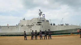 Kapal perang Angkatan Laut Amerika Serikat, USS Cincinnati-20 sandar di Batam, Kepulauan Riau, Rabu (10/12). Foto: Dok. Kodaeral IV