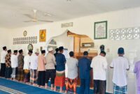 Bhabinkamtibmas Desa Sedamai, Brigpol Sukoy De Komar, melaksanakan Salat Gaib bersama Pemerintah Desa Sedamai dan masyarakat di Masjid Al-Munir. Foto: INIKEPRI.COM