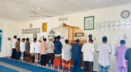 Bhabinkamtibmas Desa Sedamai, Brigpol Sukoy De Komar, melaksanakan Salat Gaib bersama Pemerintah Desa Sedamai dan masyarakat di Masjid Al-Munir. Foto: INIKEPRI.COM