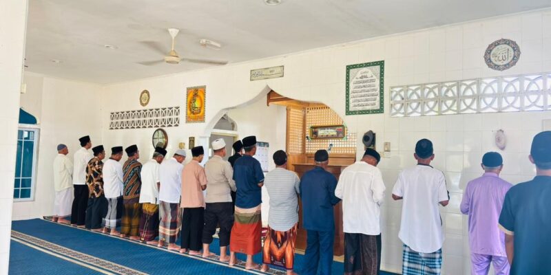 Bhabinkamtibmas Desa Sedamai, Brigpol Sukoy De Komar, melaksanakan Salat Gaib bersama Pemerintah Desa Sedamai dan masyarakat di Masjid Al-Munir. Foto: INIKEPRI.COM