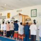Bhabinkamtibmas Desa Sedamai, Brigpol Sukoy De Komar, melaksanakan Salat Gaib bersama Pemerintah Desa Sedamai dan masyarakat di Masjid Al-Munir. Foto: INIKEPRI.COM