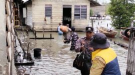 personel Satuan Pembinaan Masyarakat (Satbinmas) Polres Lingga bergerak cepat melakukan evakuasi terhadap warga terdampak. Foto: INIKEPRI.COM