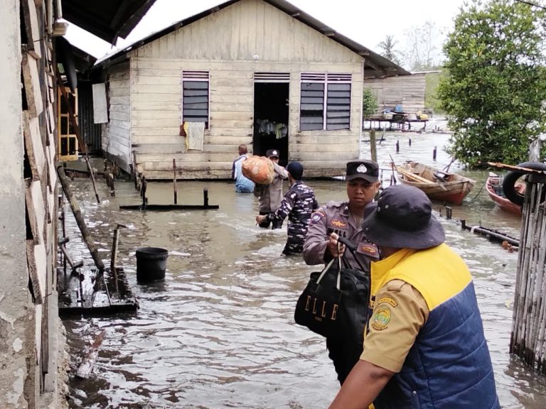 personel Satuan Pembinaan Masyarakat (Satbinmas) Polres Lingga bergerak cepat melakukan evakuasi terhadap warga terdampak. Foto: INIKEPRI.COM