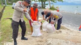 Wakapolres Lingga, KOMPOL Darmin, S.Sos., memimpin langsung kegiatan gotong royong pembangunan tanggul darurat untuk menahan laju abrasi di Jalan Pesisir Desa Lanjut, Kecamatan Singkep Pesisir, Kabupaten Lingga, Rabu (10/12/2025). Foto: INIKEPRI.COM