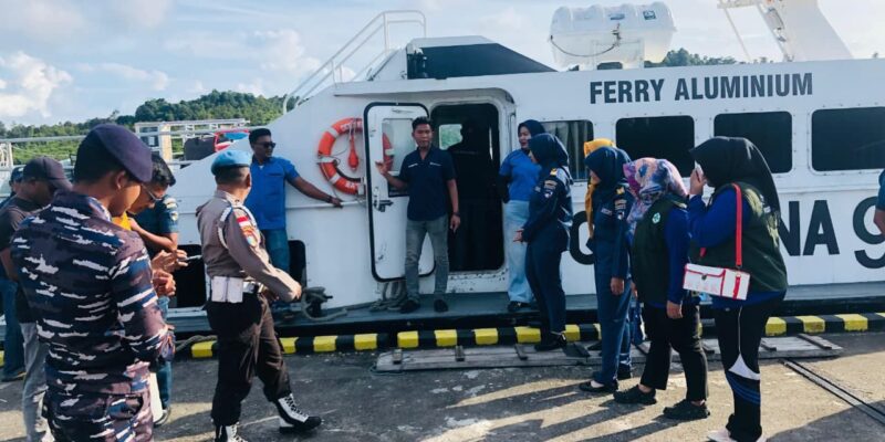 Polres Lingga mengintensifkan pengamanan di Pelabuhan Jagoh, Kecamatan Singkep Barat. Foto: INIKEPRI.COM