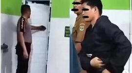 Oknum guru mesum sesama jenis tepergok warga dalam toilet masjid di Kota Padang. Foto: Tangkapan Layar 