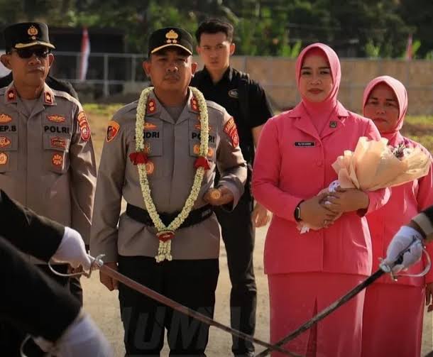 AKBP Andri Kurniawan dan istri saat Sertijab Kapolres Pangandaran beberapa waktu lalu. Foto: Istimewa 